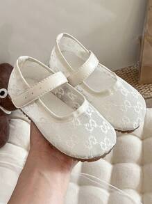 Zapatos planos de moda de verano 2025 para niñas, estilo vintage elegante con tela de malla, bordado de perlas y detalles de malla