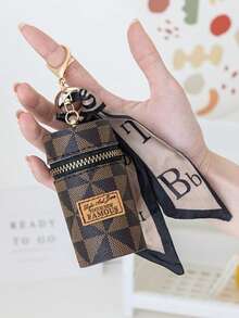 Uma bolsa clássica vintage com zíper decorado com um cachecol, portátil e multifuncional, com um porta-chaves clássico, uma pequena bolsa clássica vintage e acessórios. Inclui um chaveiro tipo carteira rosa, um chaveiro com estampa vintage e elegante em formato de caixa de batom e uma bolsa para guardar fones de ouvido Bluetooth. - Multicolorido - Ver 11