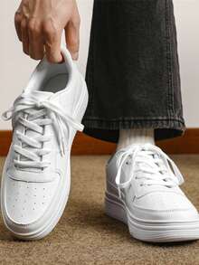 أحذية رياضية من الجلد بنعل سميك للرجال بتصميم واسع، قابلة للتنفس ومانعة للانزلاق و الرائحة ، بألوان بيضاء خالصة، مقاسات كبيرة، للاستخدام الخارجي و الترفيه، ينصح بشراء مقاس أكبر من المعتاد