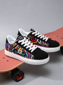 Zapatillas de skate asimétricas versátiles con estampado aleatorio y cordones frontales para hombre, estilo de moda de nicho callejero, adecuado para adolescentes, uso en exteriores, tenis casuales para cualquier temporada, modelo para parejas, gimnasio