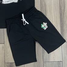 CONJUNTO DE SHORT PARA CABALLERO, CON ESTAMPADO COLORIDO Y PIEDRERIA, TELA FRESCA - Negro - Ver 3