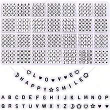 1 盒 1400 颗圆形字母珠子（用于珠宝制作）、31 款白色 A-Z 字母亚克力珠子套装、心形珠子（用于手链制作）（4 * 7 毫米） - 黑底彩色字母 - 查看 1