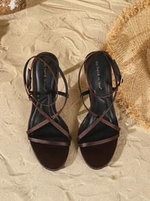 On feet& in love 女士时尚优雅交叉带露趾高跟凉鞋，适合夏季连衣裙 - 棕色 - 查看 5