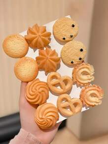 12 pièces/set Clips cheveux amusants en forme de chips de pommes de terre, design inspiré des chips, frais pour l'été. Convient aux filles et aux femmes, dégage une douce odeur. Matériau léger, confortable à porter. Peut ajouter un charme ludique aux styles de princesse douce et mignonne décontractée, vous faisant être le centre d'attention.