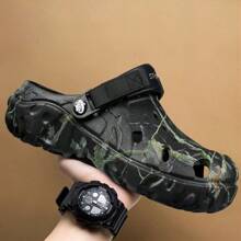 1 Par de zuecos ligeros y cómodos para hombres, con diseño hueco, sandalias de verano con malla antideslizante para uso casual al aire libre, chanclas con suela gruesa antideslizante y con patrón asimétrico aleatorio