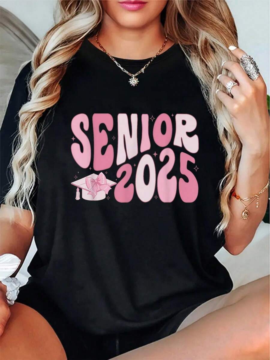 Camiseta gráfica Senior 2025 de algodón negro con cuello redondo para mujer - Camiseta suave de manga corta de 190 g para celebración de graduación, Top estampado moderno para la clase de 2025, estilo informal cómodo y perfecto con diseño de gorra rosa - Negro - Ver 1