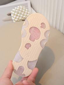 1 双女童公主花卉珍珠装饰软底钩环休闲凉鞋，尺码略小，舒适平底凉鞋，适合夏季、学校和户外穿着