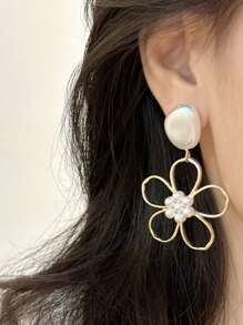 1 Pair Geometric Design Exaggerated Faux Pearl Hollow Big Petal Earrings, Korean Style Vintage Elegant Sweet Ear Jewelry, Perfect As Valentine's Day Gift For Girlfriend To Express Love, Mother's Day Gift For Mom To Convey Gratitude, Birthday Or Anniversary Special Present