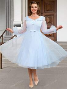 Abito midi vintage a balze blu a righe con maniche a lanterna in tulle trasparente, colletto con fiocco alla cravatta