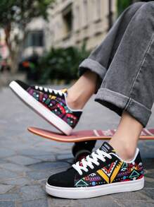 Zapatillas de skate asimétricas versátiles con estampado aleatorio y cordones frontales para hombre, estilo de moda de nicho callejero, adecuado para adolescentes, uso en exteriores, tenis casuales para cualquier temporada, modelo para parejas, gimnasio