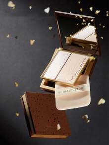 Set de regalo vegano para fiestas de Girlcult que incluye: Polvo de fijación prensado 01 Light | Bruma de chifón melocotón | Refracción de azúcar helado | Resplandor de oro rosa | Textura de respiración aérea | Partículas difuminadas botánicas | Esencial de bolsillo para fiestas | 13.2g/0.47oz - 01 Luz - Ver 9