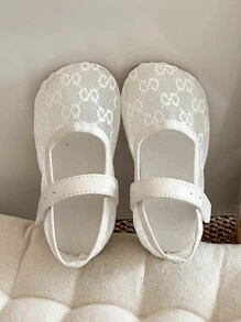 Zapatos planos de moda de verano 2025 para niñas, estilo vintage elegante con tela de malla, bordado de perlas y detalles de malla