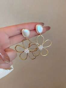 1 Pair Geometric Design Exaggerated Faux Pearl Hollow Big Petal Earrings, Korean Style Vintage Elegant Sweet Ear Jewelry, Perfect As Valentine's Day Gift For Girlfriend To Express Love, Mother's Day Gift For Mom To Convey Gratitude, Birthday Or Anniversary Special Present