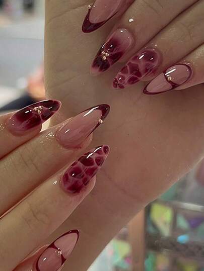 Verbessern Sie Ihren Look sofort mit 24 Stück personalisierten coolen, attraktiven, schlichten Street Dark Series Y2K Stil Hottie kreativen neuartigen Musik Festivals Punk roten braunen Blumen Krokodil Muster goldenen Metallperlen Dekorationen roten braunen französischen mittleren Mandel Aufklebe-Nägeln, geeignet für Mädchen und Frauen mit einzigartiger Persönlichkeit für den täglichen Gebrauch und als Nagelpflege-Zubehör