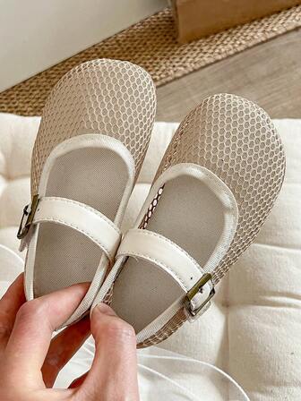 新款夏季时尚圆头平底女童鞋。这是一款漂亮优雅的复古芭蕾平底鞋，采用网眼面料，珍珠刺绣和网眼设计。