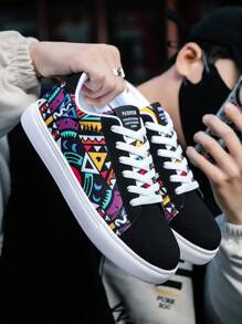Zapatillas de skate asimétricas versátiles con estampado aleatorio y cordones frontales para hombre, estilo de moda de nicho callejero, adecuado para adolescentes, uso en exteriores, tenis casuales para cualquier temporada, modelo para parejas, gimnasio