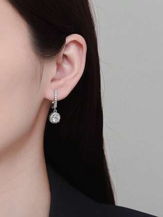 1 对 S925 纯银方晶锆石耳钉，适合女性日常和派对佩戴，附赠礼盒