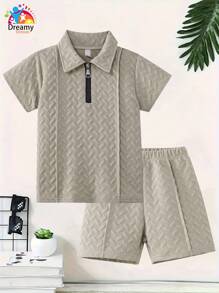 Outfit casual estivo per ragazzo, composto da polo con colletto e zip, maniche corte, e pantaloncini