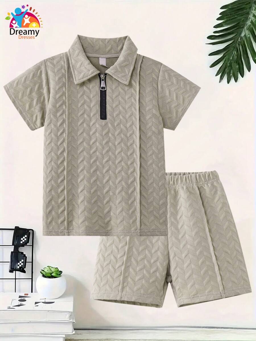 Outfit casual estivo per ragazzo, composto da polo con colletto e zip, maniche corte, e pantaloncini