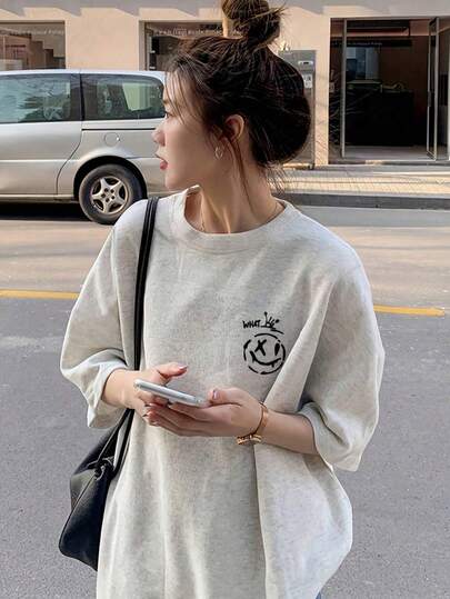 可爱滑板英文印花短袖中长T恤女款，夏季休闲上衣