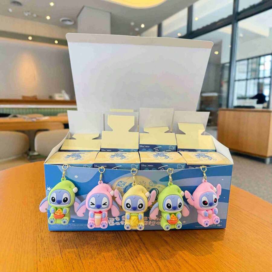 Disney 1 pieza de la nueva caja ciega de llavero con decoración de Stitch de Disney, decoración de dibujos animados exquisita y creativa, un regalo para amigos, adecuado para conmemoración de graduación, reuniones familiares y juegos de fiesta, decoración de fiesta de cumpleaños pequeños regalos, escritorio y oficina, decoración de pecera, Eid al-Adha y Día de la Independencia, el regalo perfecto ideal. (Empaque de bolsa)