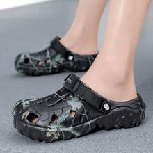 1 Par de zuecos ligeros y cómodos para hombres, con diseño hueco, sandalias de verano con malla antideslizante para uso casual al aire libre, chanclas con suela gruesa antideslizante y con patrón asimétrico aleatorio