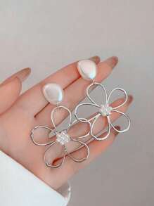 1 Pair Geometric Design Exaggerated Faux Pearl Hollow Big Petal Earrings, Korean Style Vintage Elegant Sweet Ear Jewelry, Perfect As Valentine's Day Gift For Girlfriend To Express Love, Mother's Day Gift For Mom To Convey Gratitude, Birthday Or Anniversary Special Present