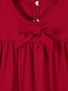 Einfaches niedliches Kleine Mädchenkleid mit Schleifenkragen, Kurzarm und eingesmockter Taille Einfarbig