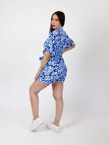 Jumper Estampado Hojas  Casual para Mujer con Cuello Camisero Elegante, Botones al Frente y Fajo Forrado del Mismo Tejido ,Diseño Sofisticado con Charrasquera Decorativa en Mangas para Abrochar, Bolsas Funcionales a los Costados, Estilo Versátil y Moderno Ideal para Oficina, Calle, Salidas, Brunch o Día Casual, Corte Cómodo y Chic que Define la Cintura, Look Refinado para Mujeres Modernas, Elegantes y con Estilo, Perfecto para Primavera, Otoño o Días Frescos, Outfit Completo de Moda Actual para Jóvenes y Señoras Fashionistas - Azul - Ver 3