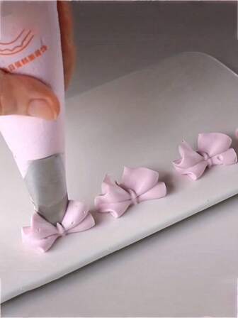 4 件不锈钢裱花嘴套装 - 适用于蝴蝶结、树叶和百合花的金属裱花嘴 - 家用和烘焙店使用的蛋糕装饰工具 - 烘焙和糕点用品（随机发送 2 件）