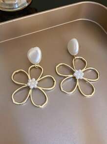 1 Pair Geometric Design Exaggerated Faux Pearl Hollow Big Petal Earrings, Korean Style Vintage Elegant Sweet Ear Jewelry, Perfect As Valentine's Day Gift For Girlfriend To Express Love, Mother's Day Gift For Mom To Convey Gratitude, Birthday Or Anniversary Special Present