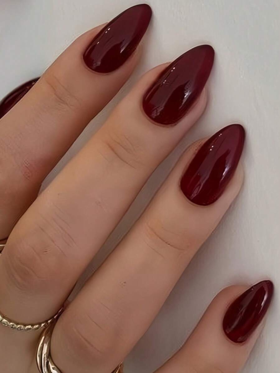 Agrega un toque de romance con 24 uñas postizas de color rojo vino con forma de almendra. Juego de uñas falsas de color rojo borgoña sólido de cobertura total para mujeres y niñas que incluye 1 hoja de adhesivos y 1 mini lima. Adecuado para fiestas, citas y uso diario en la oficina. Se envía pegamento de gelatina al azar.