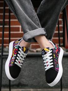 Zapatillas de skate asimétricas versátiles con estampado aleatorio y cordones frontales para hombre, estilo de moda de nicho callejero, adecuado para adolescentes, uso en exteriores, tenis casuales para cualquier temporada, modelo para parejas, gimnasio