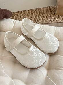 Zapatos planos de moda de verano 2025 para niñas, estilo vintage elegante con tela de malla, bordado de perlas y detalles de malla
