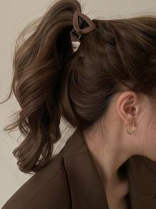 1 pièce Pince à cheveux en plastique légère mate de couleur unie marron en forme de triangle pour femmes. Accessoire capillaire élégant polyvalent et haut de gamme, convenant aux coiffures quotidiennes comme la queue de cheval, le chignon, le maquillage, s'assortissant aux tenues estivales. Pince à cheveux, pince à mâchoire, pince à cheveux, pince à cheveux.
