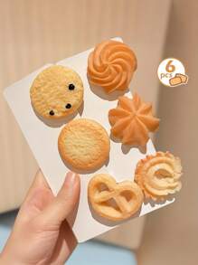 12 pièces/set Clips cheveux amusants en forme de chips de pommes de terre, design inspiré des chips, frais pour l'été. Convient aux filles et aux femmes, dégage une douce odeur. Matériau léger, confortable à porter. Peut ajouter un charme ludique aux styles de princesse douce et mignonne décontractée, vous faisant être le centre d'attention.