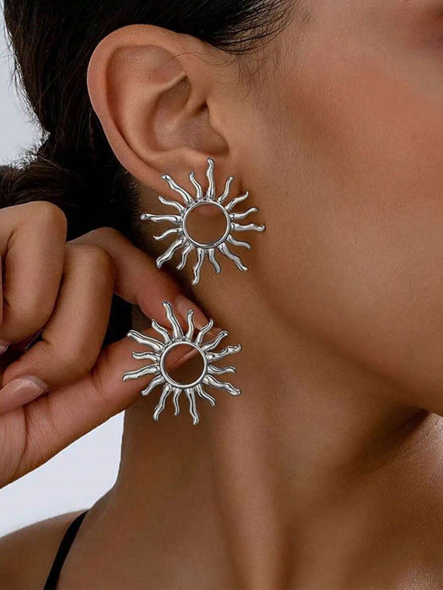 1 Pair Fashion Elegant Sunflower Stud Earrings - Silver - View 1
