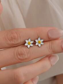 1Pair Casual Cute Small Daisy Flower S925 Sterling Silver Ear Studs Earrings For Women Mother Girl Friend Fine Jewelry Gift,Suitable For Ladies Daily Life Girls Party And Summer Beach Vacation Wear - Daisy - View 4