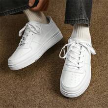 Herren Sneaker in Überweite, atmungsaktiv für alle Jahreszeiten, rutschfest, geruchshemmend, mit dicker Sohle, einfarbig weiß, aus Leder mit Schnürung, Niedriges Modell, Große Größen, Bitte eine Nummer größer bestellen