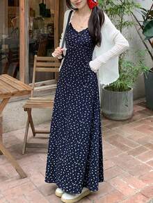 春季碎花飘逸中长连衣裙，腰部收褶，细肩带，度假气息，随机图案剪裁 - 藏蓝色 - 查看 4