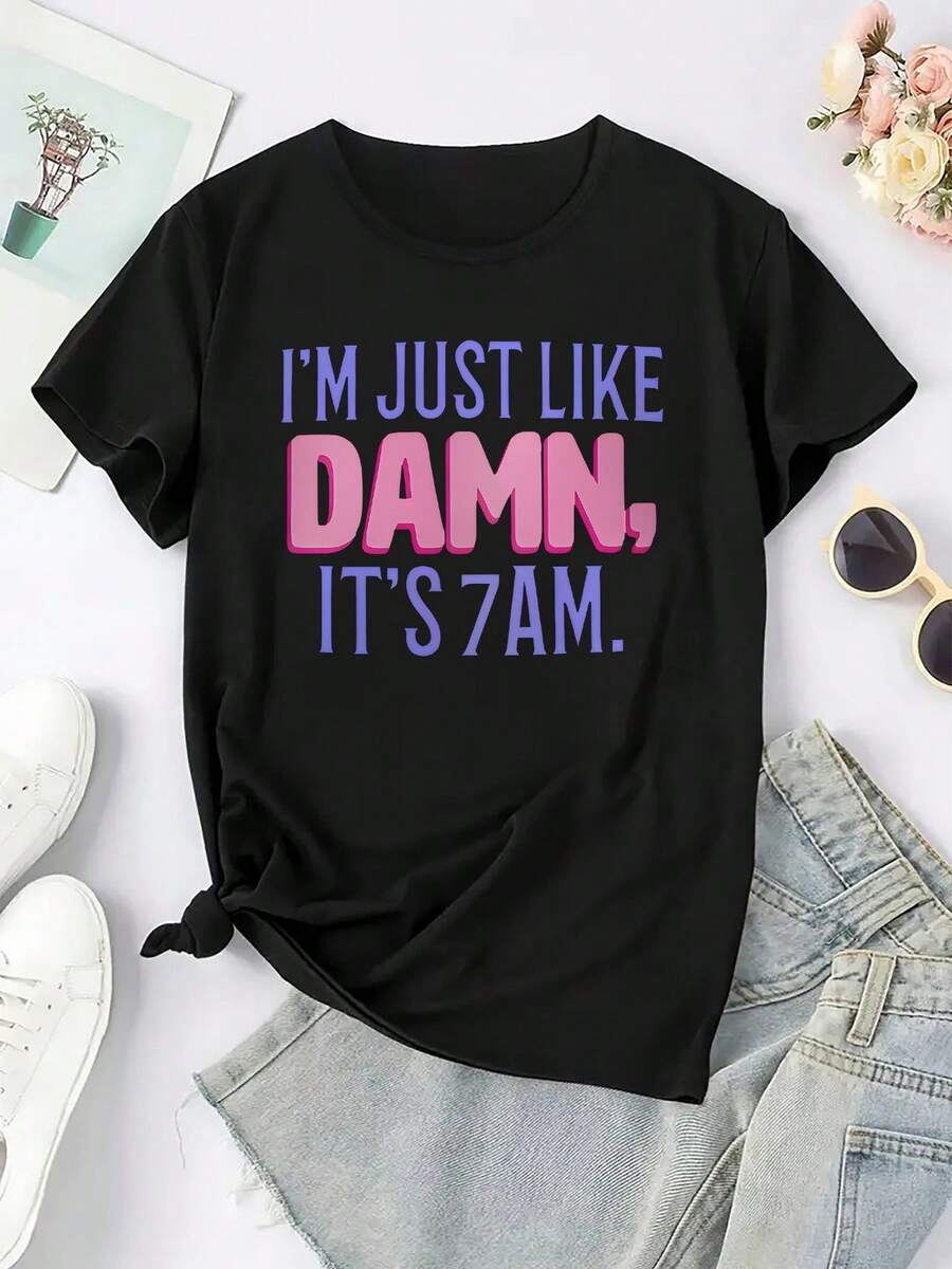 Camiseta gráfica negra para mujer, algodón de 180 g, cuello redondo, manga corta: camiseta informal estampada "I'm Just Like Damn, It's 7AM", camiseta con eslogan divertido, ropa cómoda para el día a día, perfecta para mañanas perezosas - Negro - Ver 1