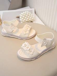 1 双女童公主花卉珍珠装饰软底钩环休闲凉鞋，尺码略小，舒适平底凉鞋，适合夏季、学校和户外穿着