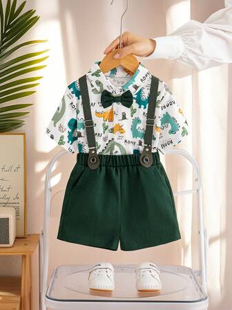 2 pezzi Abbigliamento elegante estivo da uomo con stampa di dinosauri e lettere, include camicia con colletto stampato + set di pantaloncini, elegante completo con papillon e bretelle, adatto per l'estate