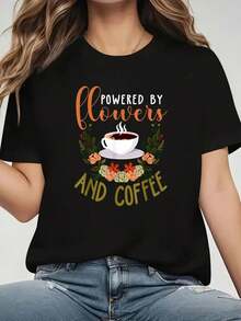 "Powered by Flowers and Coffee Camiseta gráfica de manga corta y cuello redondo de algodón negro de 180 g para mujer - Camiseta informal de verano con estampado floral y de taza de café para mujer, perfecta para amantes del café y entusiastas de la naturaleza" - Negro - Ver 1
