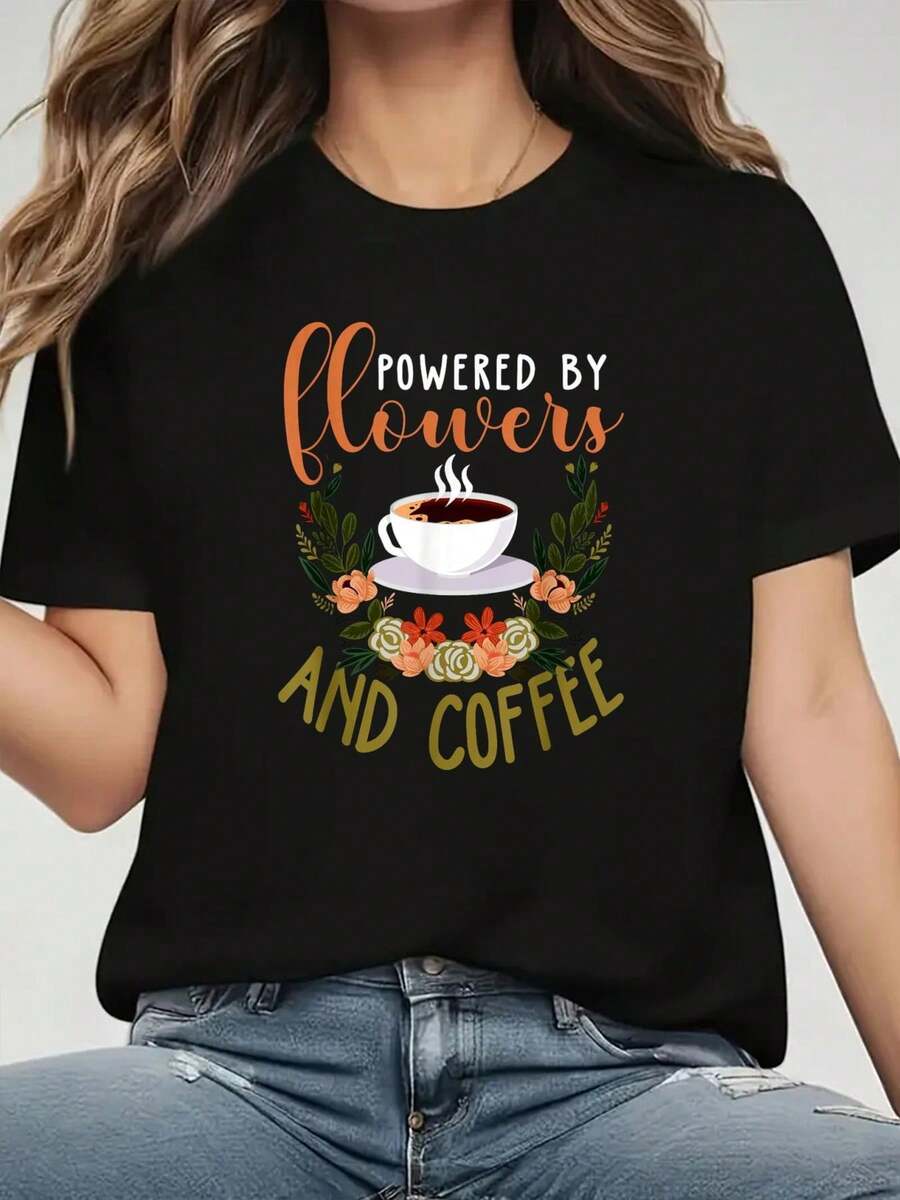 "Powered by Flowers and Coffee Camiseta gráfica de manga corta y cuello redondo de algodón negro de 180 g para mujer - Camiseta informal de verano con estampado floral y de taza de café para mujer, perfecta para amantes del café y entusiastas de la naturaleza" - Negro - Ver 1