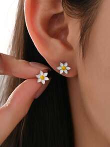 1Pair Casual Cute Small Daisy Flower S925 Sterling Silver Ear Studs Earrings For Women Mother Girl Friend Fine Jewelry Gift,Suitable For Ladies Daily Life Girls Party And Summer Beach Vacation Wear - Daisy - View 2