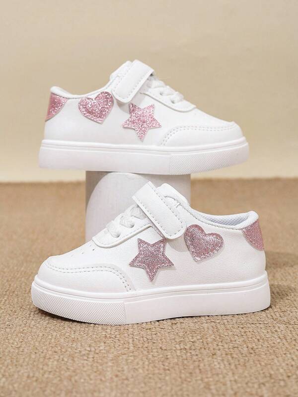 Zapatos blancos casuales y cómodos para niños y bebés con diseños de estrellas y corazones de dibujos animados, apropiados para primavera y otoño. Estilo sencillo y adecuado para actividades al aire libre y uso en el campus.