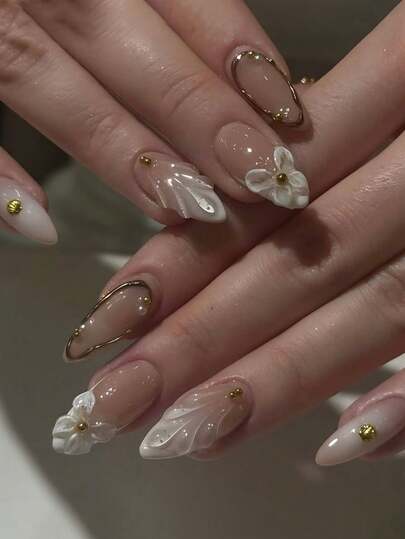 24 piezas/set Uñas postizas con forma de almendra francesa con base blanca teñida, decoradas con flores doradas 3D y cuentas, puntas de uñas de cobertura completa para damas y niñas, perfectas para fiestas, citas, vacaciones. Suministros para uñas