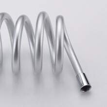 1根PVC材质淋浴管，结实耐用，不易缠绕，适用于浴室淋浴喷头、浴室等浴室用品及工具。