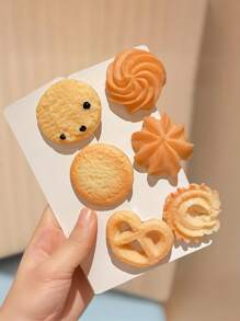 12 pièces/set Clips cheveux amusants en forme de chips de pommes de terre, design inspiré des chips, frais pour l'été. Convient aux filles et aux femmes, dégage une douce odeur. Matériau léger, confortable à porter. Peut ajouter un charme ludique aux styles de princesse douce et mignonne décontractée, vous faisant être le centre d'attention.